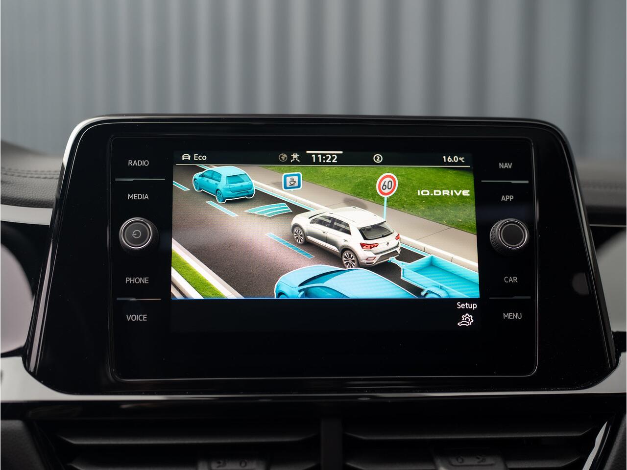 Volkswagen T-Roc 1.5 TSI R-Line | Panodak | Keyless | Side Assist | Elk. A-klep | IQ Light | Camera | Prijs Rijklaar!!