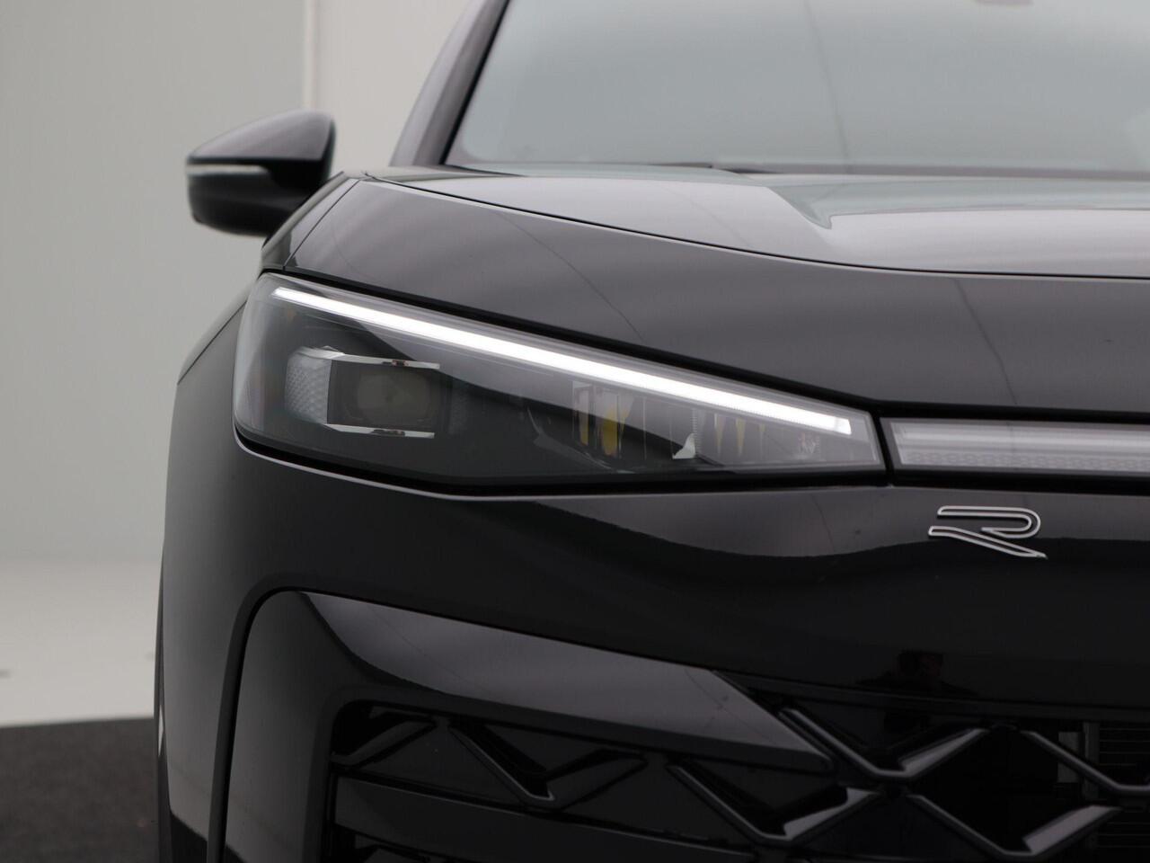 Volkswagen T-Roc R-Line First Edition 1.5 eTSI 150 PK | Trekhaak | 360 Camera | Head-Up | Elektrische Achterklep | Stoel- en Stoelverwarming |