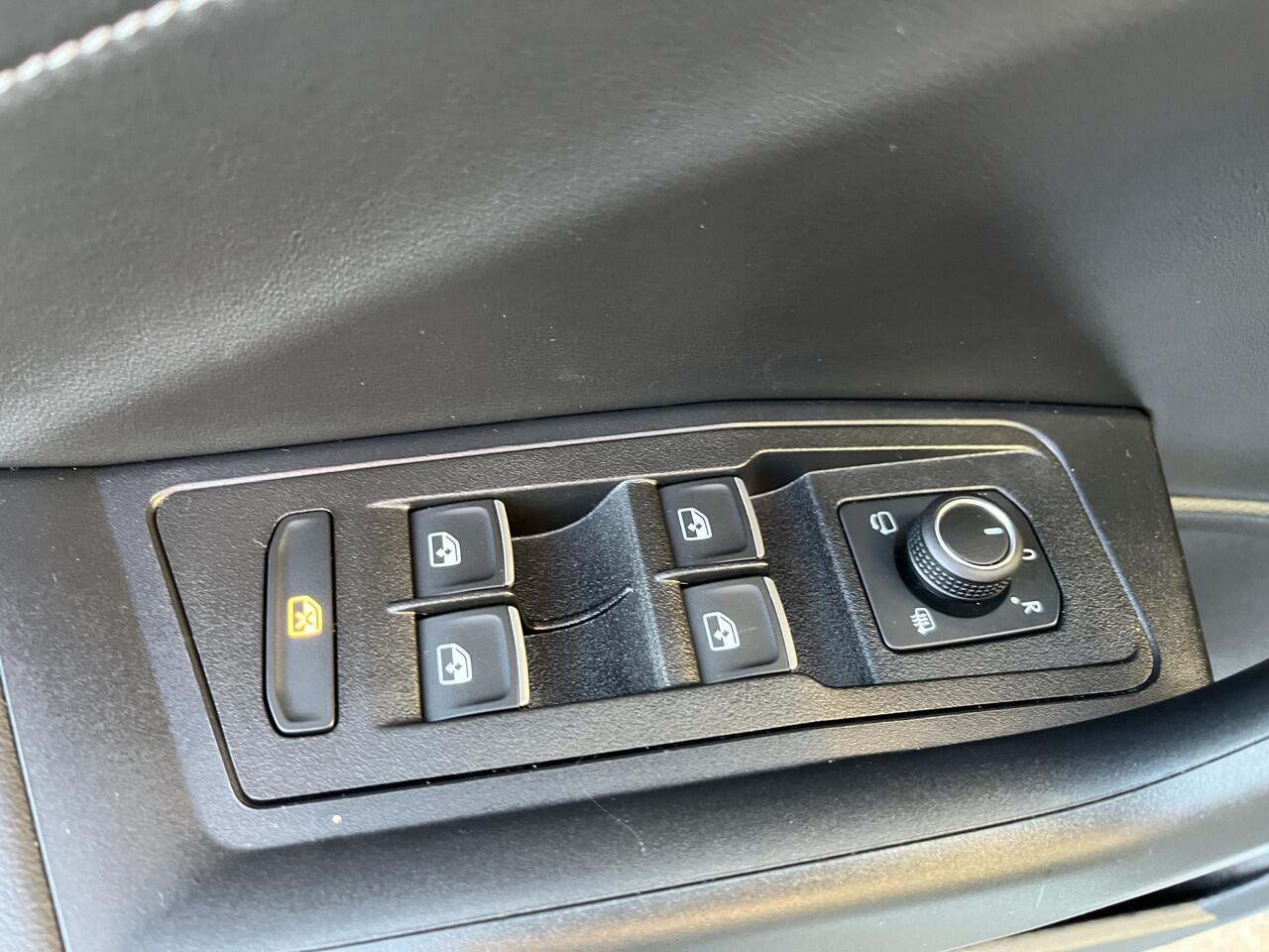 Volkswagen T-Roc 1.5 TSI R-Line / AUTOMAAT/ FABRIEKSGARANTIE T/M 2-2027/ TREKHAAK AFNEEMBAAR/ ALCANTARA/ ADAPT. CRUISE/ APP-CONNECT/ NAVI/ MATRIX/ RIJ-MODI/ PARK. SENSOREN + CAMERA/ STOEL VERWARM.