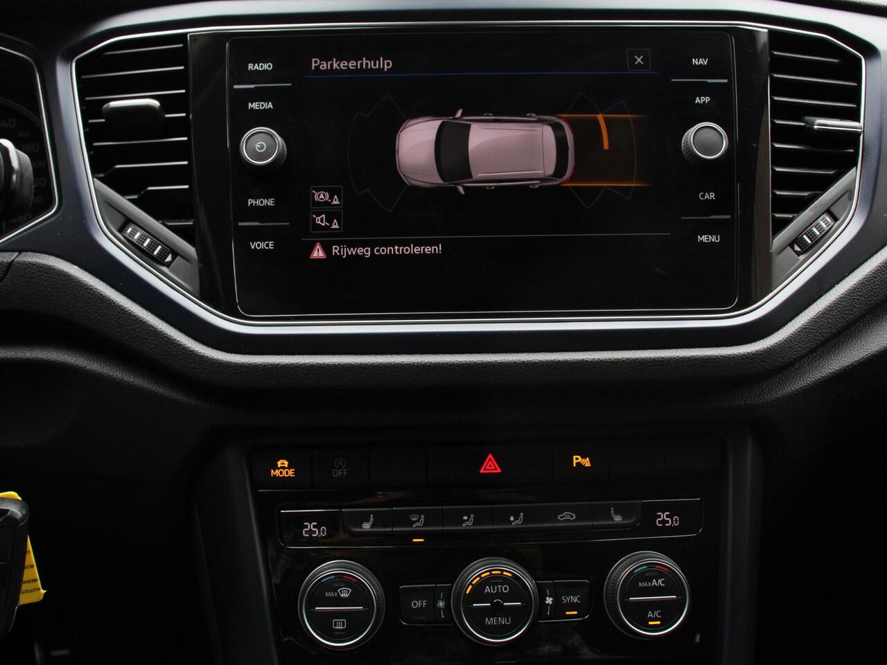 Volkswagen T-Roc 1.5 TSI DSG Active | Navigatie | App Connect/Apple Carplay/Android Auto | Climate Control | Cruise control Adaptive | PDC VA | Winter Pack | Lichtmetalen Velgen