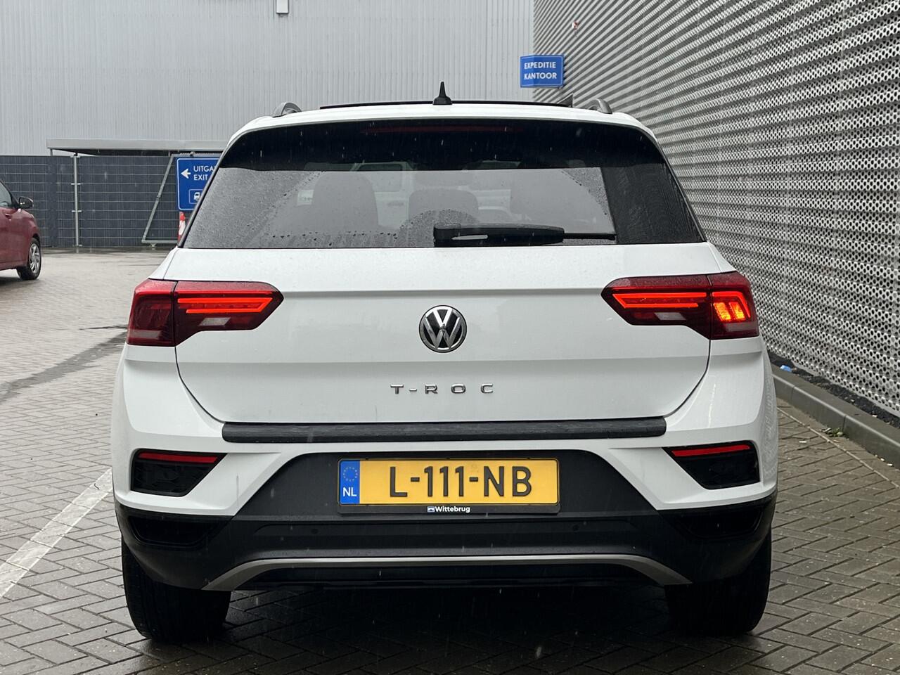 Volkswagen T-Roc 1.5 TSI 150PK Sport Business / Digitaal dashboard / Pano / Navigatie / Camera / Parkeersensoren V+A / Lichtmetaal 18 inch / **