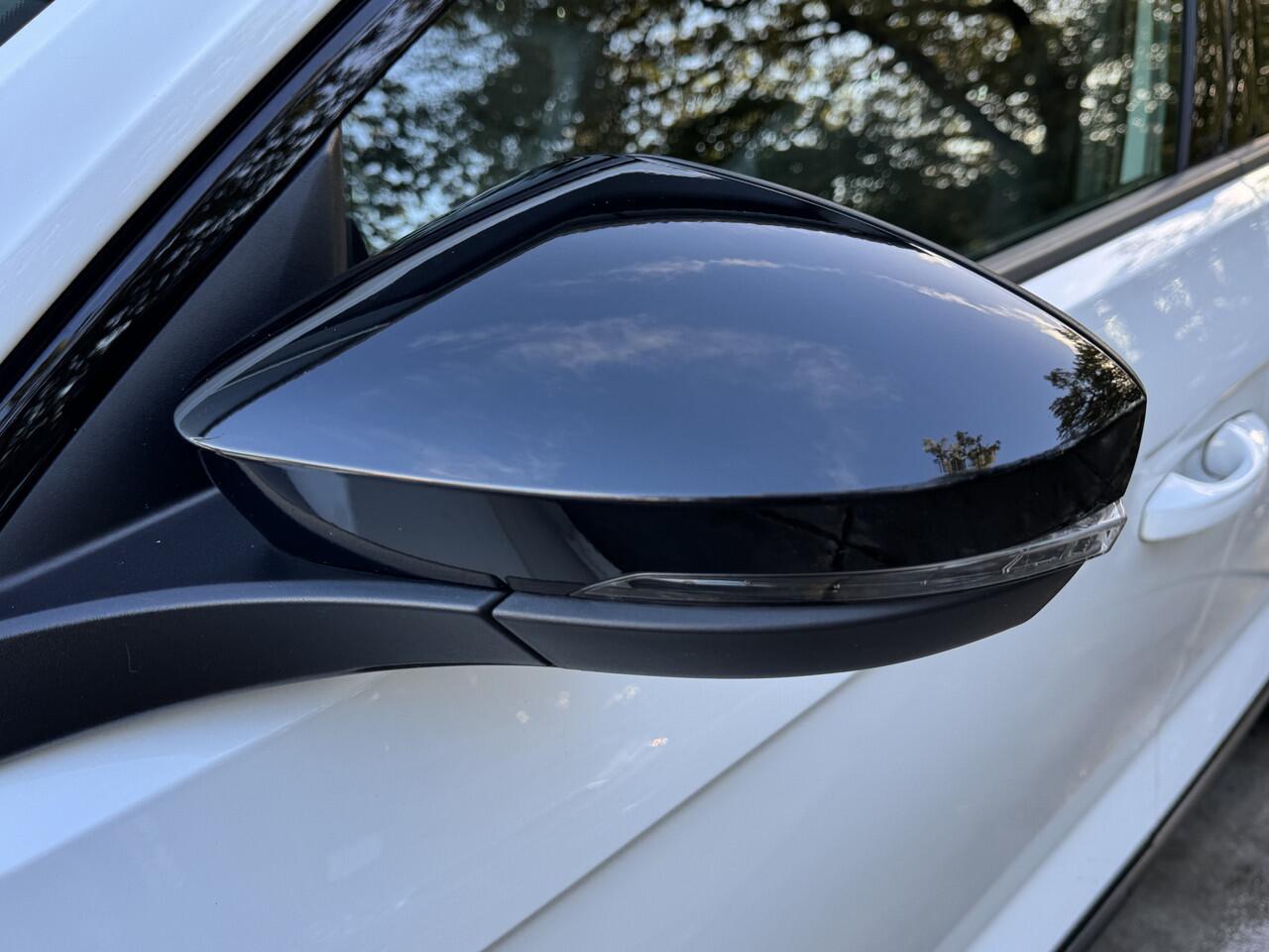 Volkswagen T-Roc 1.5 TSI 150pk DSG Sport Business Panorama Virtual Cockpit Navigatie Stoelverwarming Camera