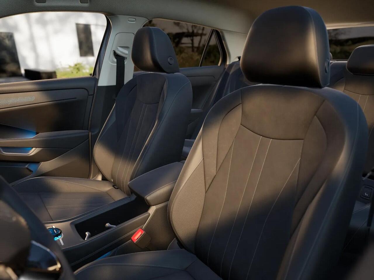 Volkswagen T-Roc Style First Edition 1.5 eTSI 85 kW / 116 PK SUV 7 | Assistance Pakket | Trekhaak | Elek. achterklep | Velgen 'Vancouver', 19 inch lichtmetaal | Zwart dak