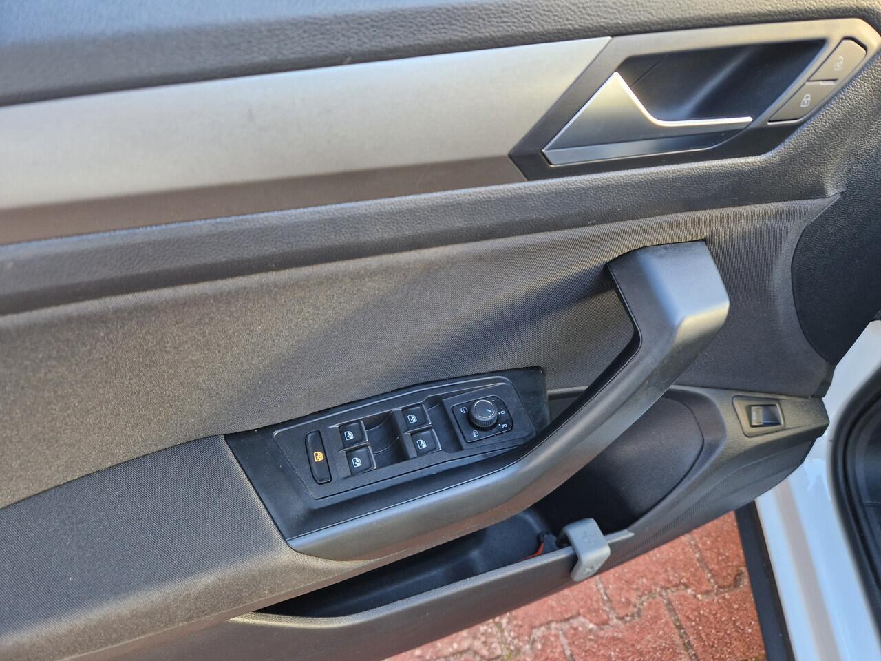 Volkswagen T-Roc 1.0 TSI Style Business 12 MND BOVAG GAR. | NAVI | TWO TONE LAK | ACC | PDC V+A | CLIM. CONTR. | APPLECARPLAY/ANDROID AUTO