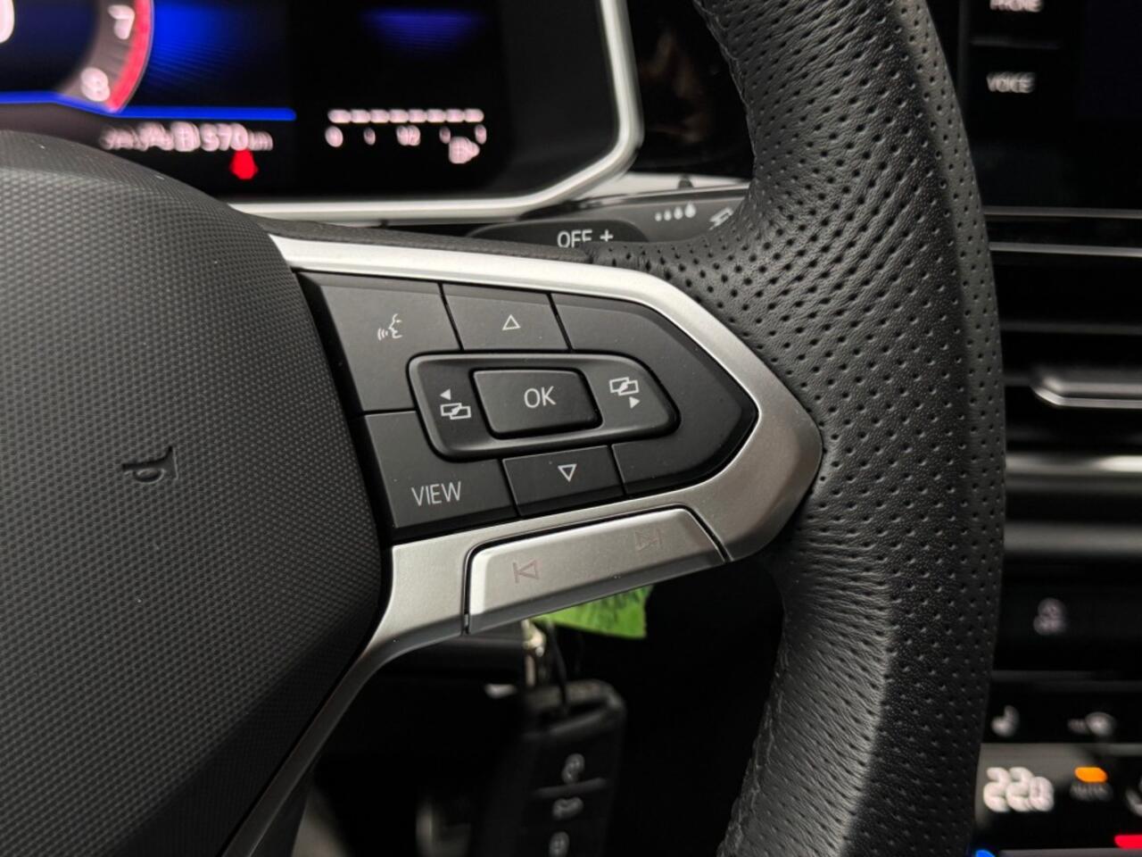 Volkswagen T-Roc 1.5 TSI 150 pk DSG R Line - Navi - camera - stoelverw - trekhaak