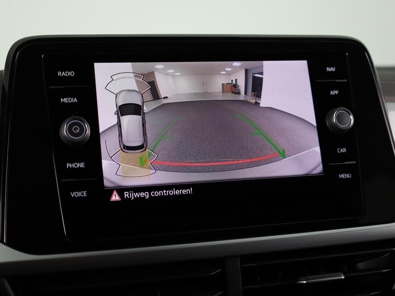 Volkswagen T-Roc Life Edition 1.5 110 kW / 150 pk TSI SUV 7 versn. | Verlengde garantie | Private lease vanaf ¤ 699,- pm | Navigatie via App | Parkeersensoren (Park assist) | Achteruitrijcamera | Adaptieve cruise control |