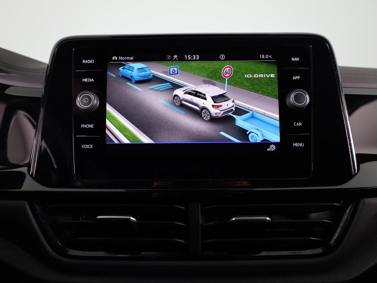 Volkswagen T-Roc 1.5 TSI R-Line 150 PK DSG |Private lease vanaf ¤ 699,- pm | Blackstyle | Trekhaak afneembaar | ErgoActive Stoel Pakket | Navigatie |