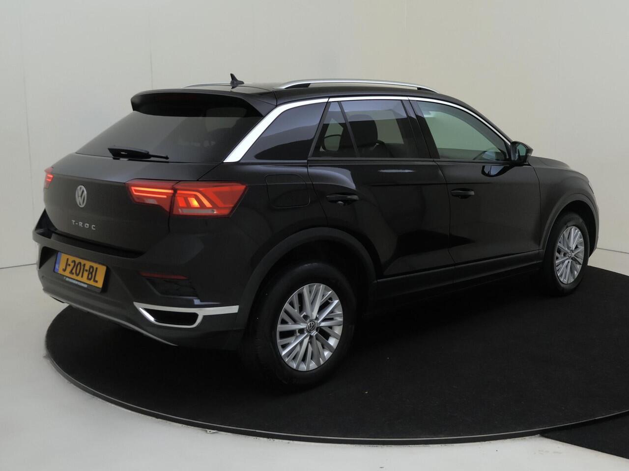 Volkswagen T-Roc 1.5 TSI Style Business | Achteruitrijcamera | Navigatie | Adaptieve cruise control | Elektrisch inklapbare buitenspiegels | CarPlay | Elektrische achterklep | Parkeersensoren |