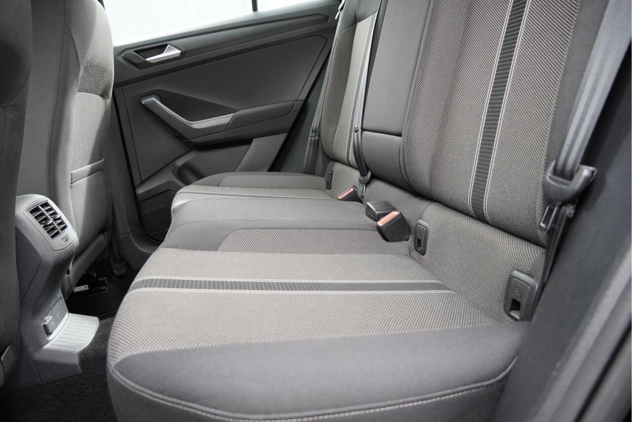 Volkswagen T-Roc 1.0 TSI Style BJ2020 Lmv 16" | Led | Navi | Pdc | App-Connect | Airco | Cruise control | Getint glas