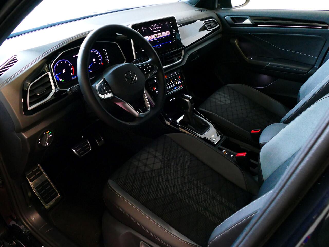 Volkswagen T-Roc ?NIEUWE AUTO? 1.5 TSI 150PK R-LINE EVO IQ LIGHT ALCANTARA ELEK.KLEP CARPLAY STOEL/STUUR VERW. 18"LMV VIR.COCKPIT RLINE R LINE "Volkswagen rijden begint bij Topautos.nl - 75 topmodellen direct op voorraad!"