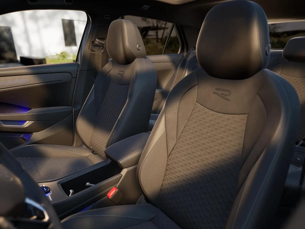 Volkswagen T-Roc R-Line First Edition 1.5 eTSI 110 kW / 150 PK SUV | Panoramaschuif-kanteldak | Assistance Pakket | Trekhaak | Black Style Pakket | Koplampverlichting matrix-led (IQ.LIGHT) | Elek. achterklep | Zwart dak