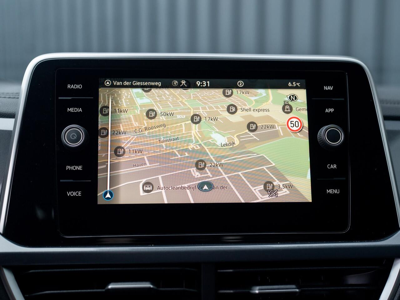 Volkswagen T-Roc 1.5 TSI Life Edition | IQ Light | Trekhaak afnb. | Navi | Stoelverw. | Prijs Rijklaar!!