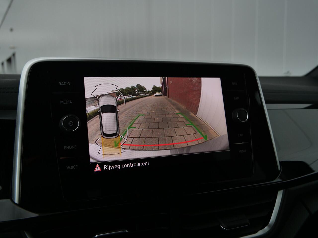 Volkswagen T-Roc 1.5 TSI 150pk R-Line Edition Automaat Apple Carplay / 18 inch / IQ Light / Stoelverwarming