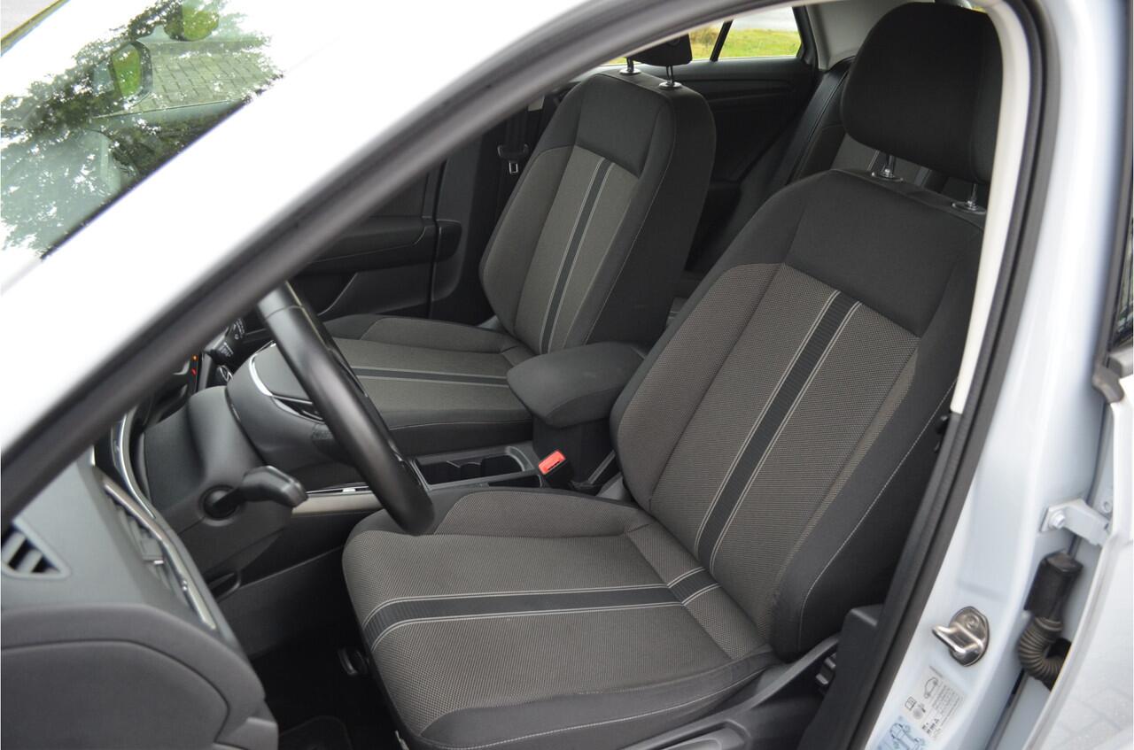 Volkswagen T-Roc 1.5 TSI Business Carplay | Adaptive Cruise | a.Camera | Trekhaak | Climate | Navi | Elektr achterklep | Metallic lak