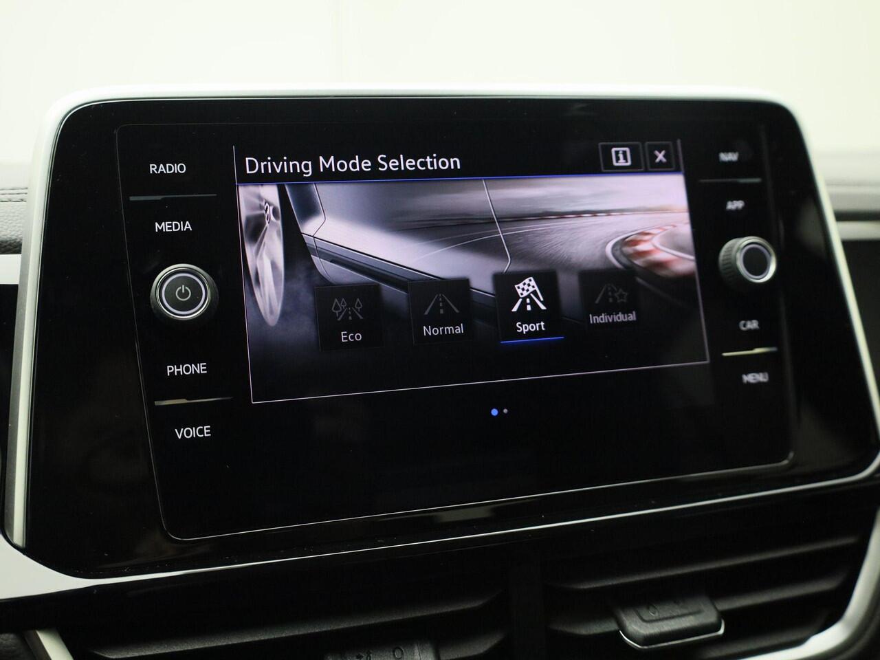 Volkswagen T-Roc 1.5 TSI 150PK DSG R-Line · Apple/Android Car Play · Camera · P-Sensoren · Navigatie · Stoelverwaming · 17'' Inch · Garantie t/m 04-03-2027 of 100.000km