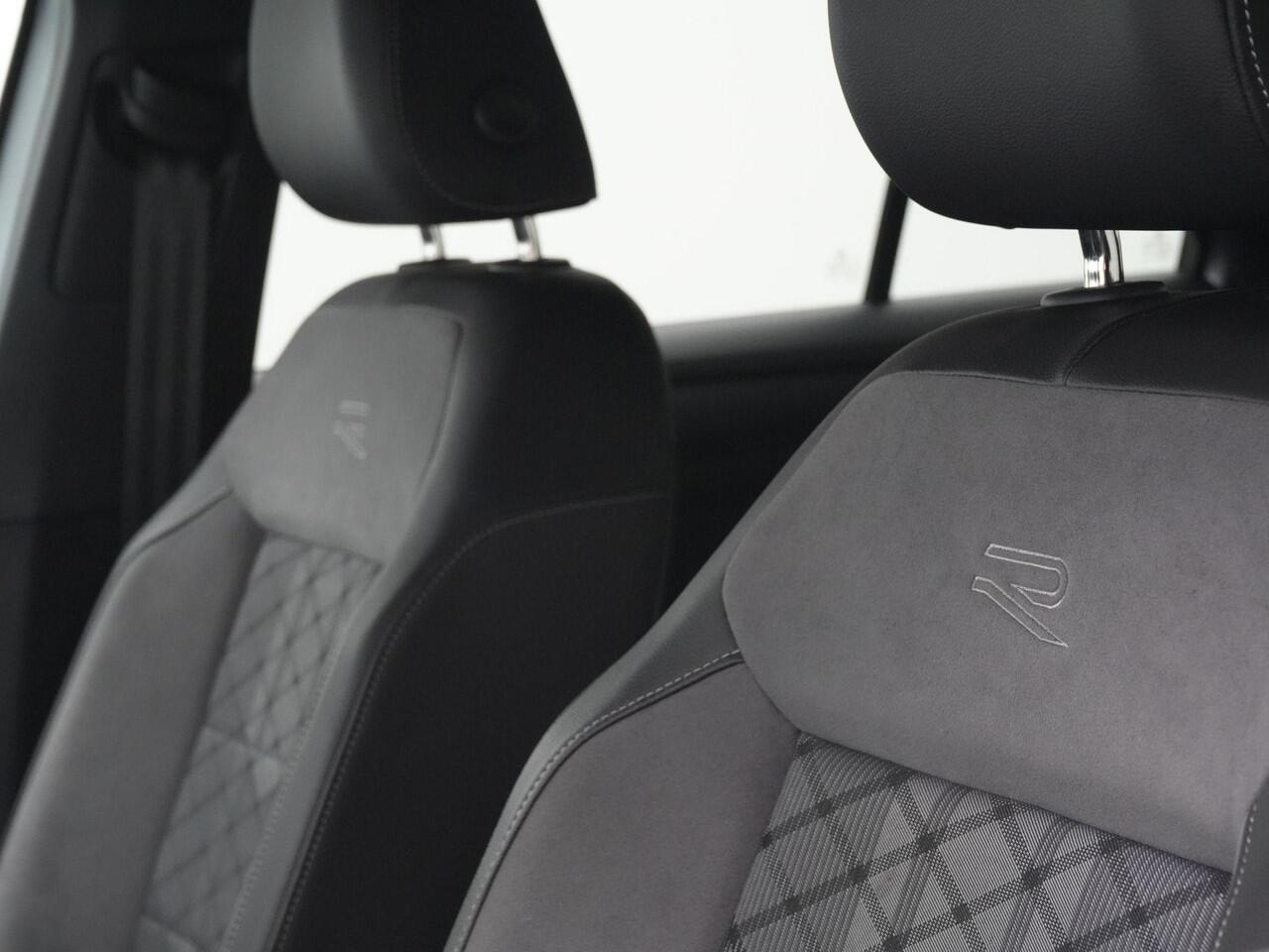 Volkswagen T-Roc 1.5 TSI 150 pk DSG R-Line | IQ Light | Black Style | Adaptive Cruise | Park Assist | Apple Carplay/Android Auto | DAB | 18 inch