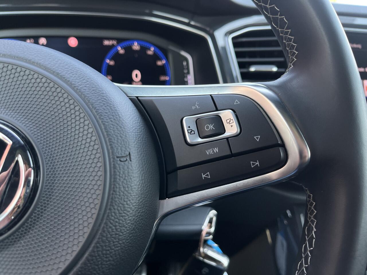 Volkswagen T-Roc 1.5 TSI R-line DSG Aut | PANO | 19'' LMV