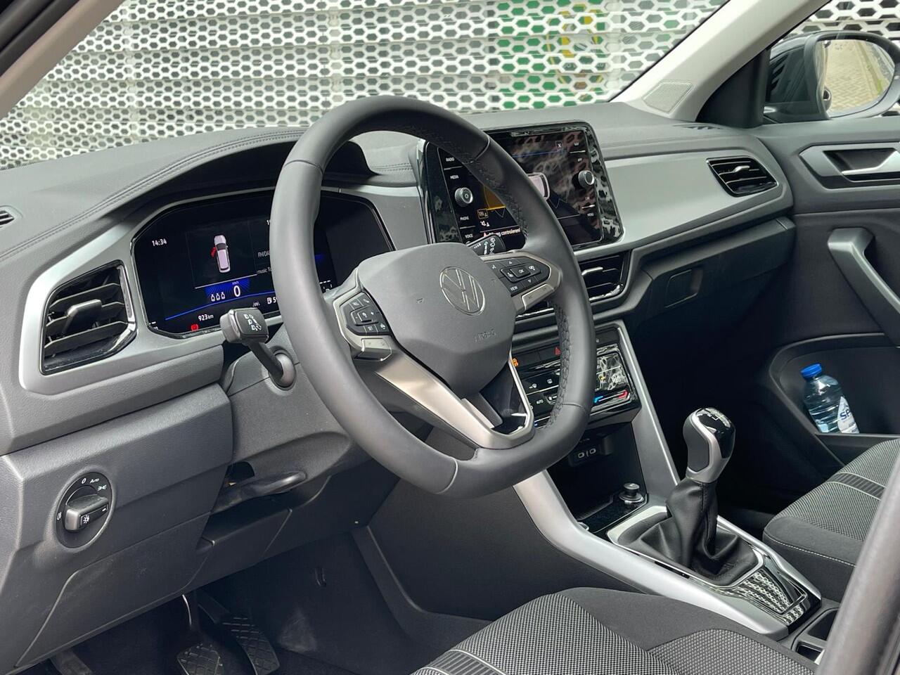 Volkswagen T-Roc 1.0 TSI 110PK Life Edition / Achteruitrijcamera / App Connect / Getint Glas / 17'' LMV / VW