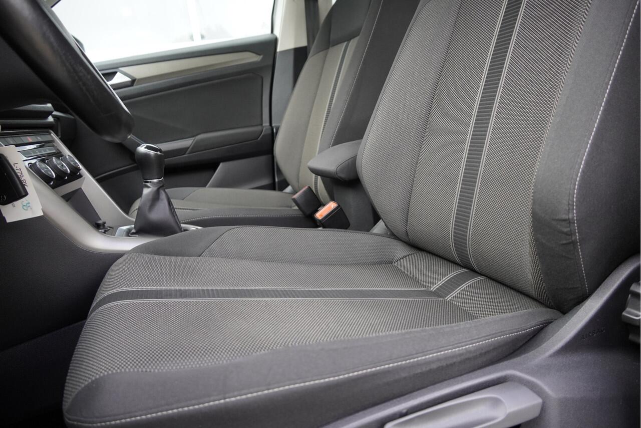 Volkswagen T-Roc 1.5 TSI 150PK! Style BJ2021 Lmv 16" | Led | Pdc | Navi | App-Connect | Climate control | Cruise control | Getint glas