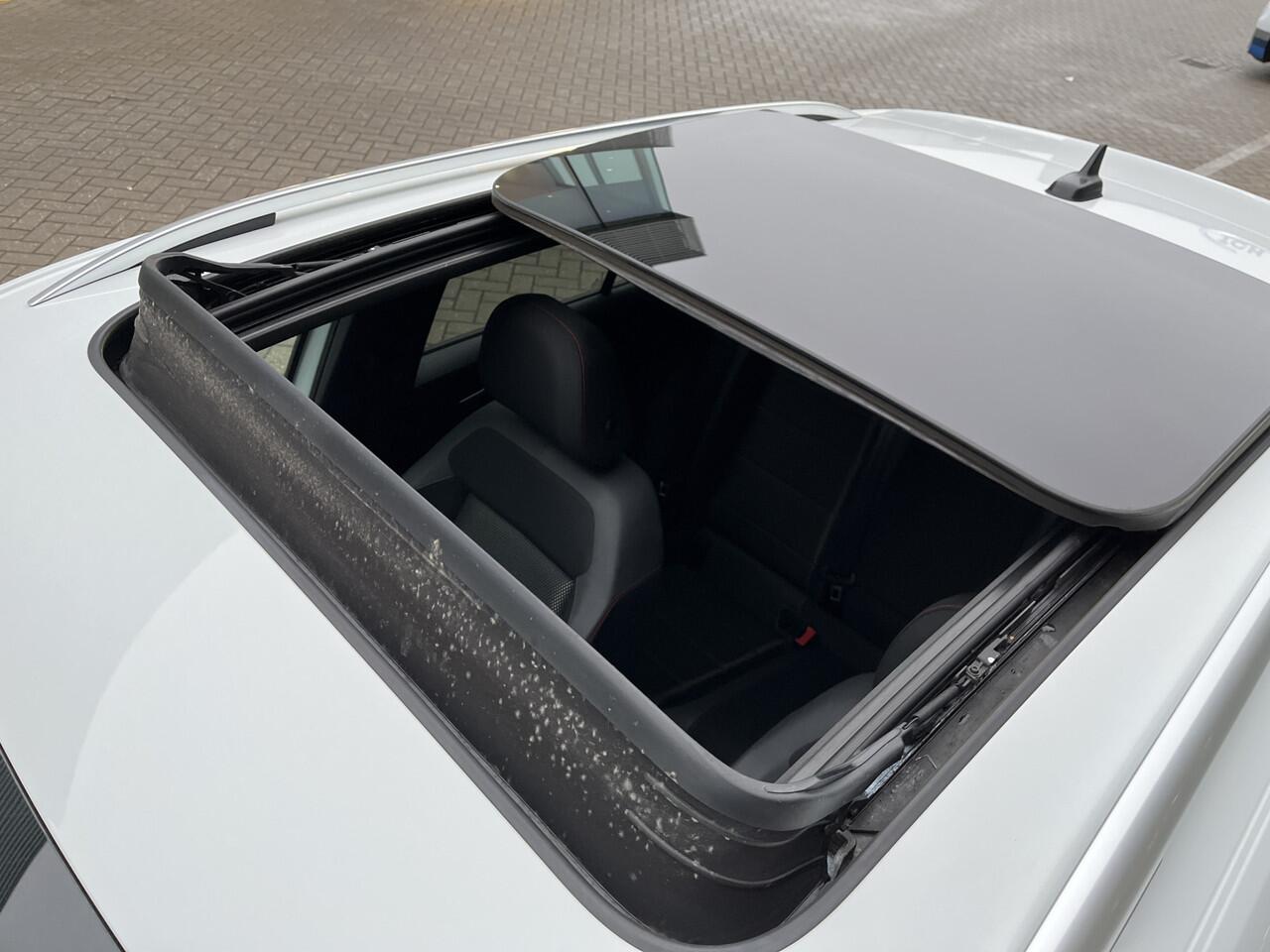 Volkswagen T-Roc 1.5 TSI 150PK DSG R-Line / Panorama dak / Digital Cockpit Pro / Elektrisch Achterklep / Afneembare Trekhaak / Achteruitrijcamera / 17''LMV **