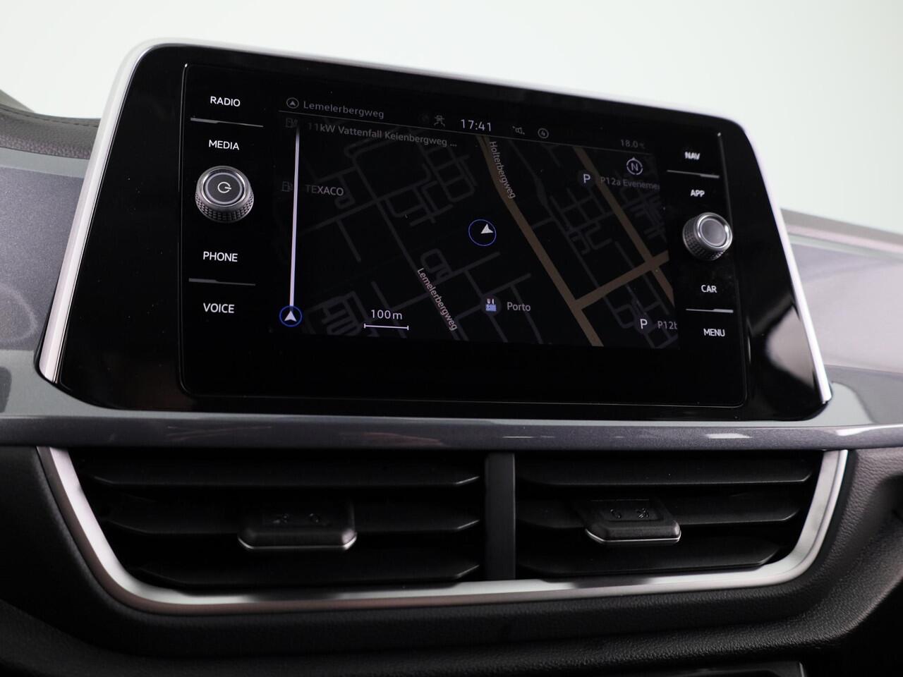 Volkswagen T-Roc 1.5 TSI Style 150 pk Automaat (DSG) | Navigatie | Trekhaak (afneembaar) | Parkeersensoren (Park assist) | Adaptieve cruise control | Stoelverwarming |