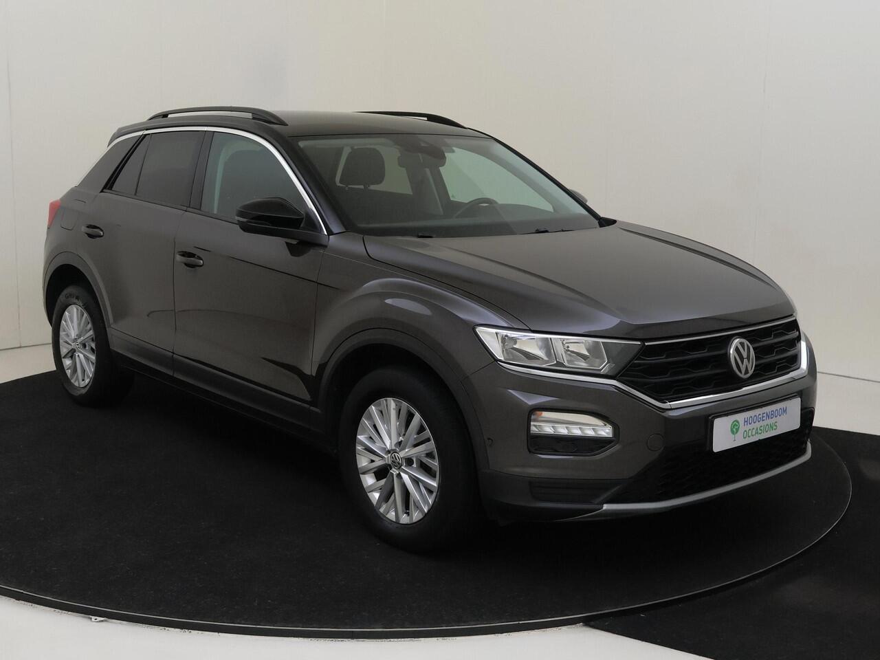 Volkswagen T-Roc 1.5 TSI Style | Navigatie | Parkeerassistent | Adaptieve cruise control | CarPlay | Elektrisch inklapbare buitenspiegels | Parkeersensoren |