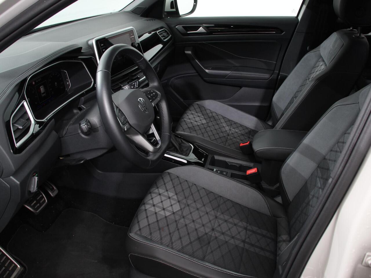 Volkswagen T-Roc 1.5 TSI 150pk DSG R-Line Edition | Navigatie | Apple Carplay/Android Auto | Electrische te openen kofferbak | Camera | Keyless start | Led | Dab | Adaptive Cruise Control