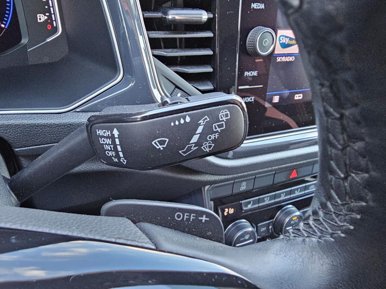 Volkswagen T-Roc 1.5 TSI Sport Business R | Automaat | Trekhaak | Lane Assist | Blind Spot | LED | Navi | ACC | PDC | Winterpakket | Virtual Cockpit |