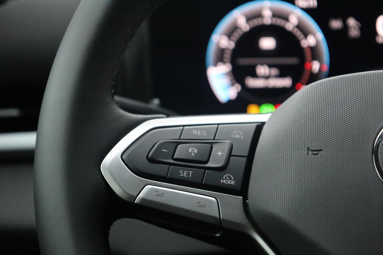 Volkswagen T-Roc 1.5 eTsi Life First Edition 115PK / 85kW DSG, DE NIEUWE T-ROC, Black pack Achteruitrijcamera, dodehoekdetectie (Side Assist), volledig digitaal instrumentenpaneel (Digital Cockpit), Apple Carplay & Android Auto, verwarmbare voorstoelen + stuurwiel, LED ko