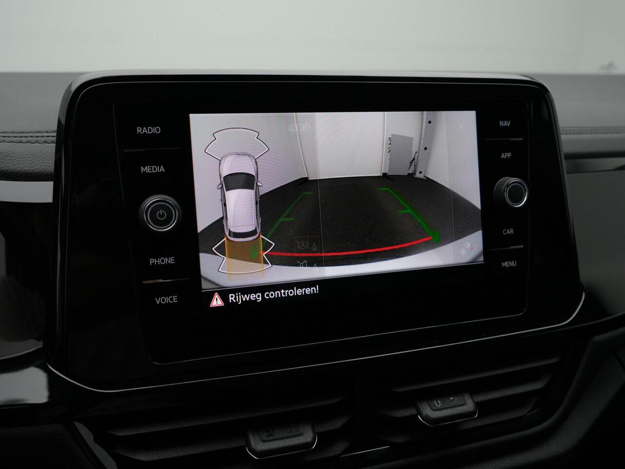 Volkswagen T-Roc 1.5 TSI 150 pk DSG R-Line Edition | Panoramadak | Achteruitrijcamera | Stoelverwarming | Sportonderstel