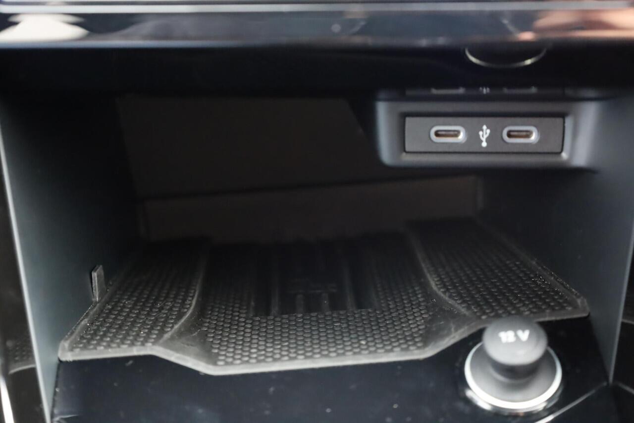 Volkswagen T-Roc 1.5 TSI R-Line afneembare trekhaak achteruitrijcamera two one zwart dak ergo stoel verlengbare zitting & kantelbaar & stoelverwarming privacy glas LED PLUS navigatie vrij geschakeld draadloos laden & carplay / android auto 4 seizoenen banden etc