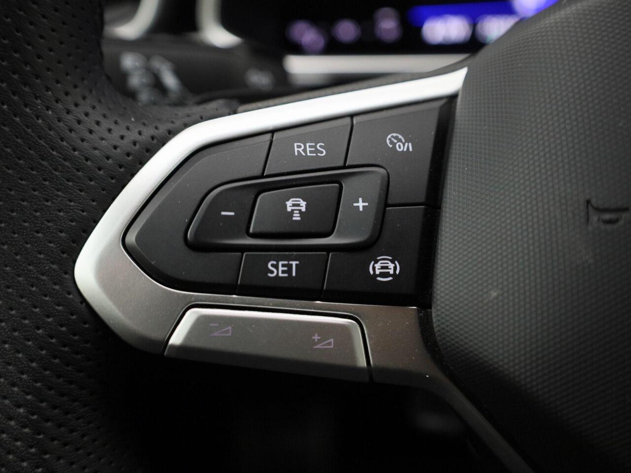 Volkswagen T-Roc 1.5TSI/150PK R-Line DSG · Camera · Apple/Android Car Play · Navigatie · Trekhaak · Apple/Android · Garantie tot februari 2027