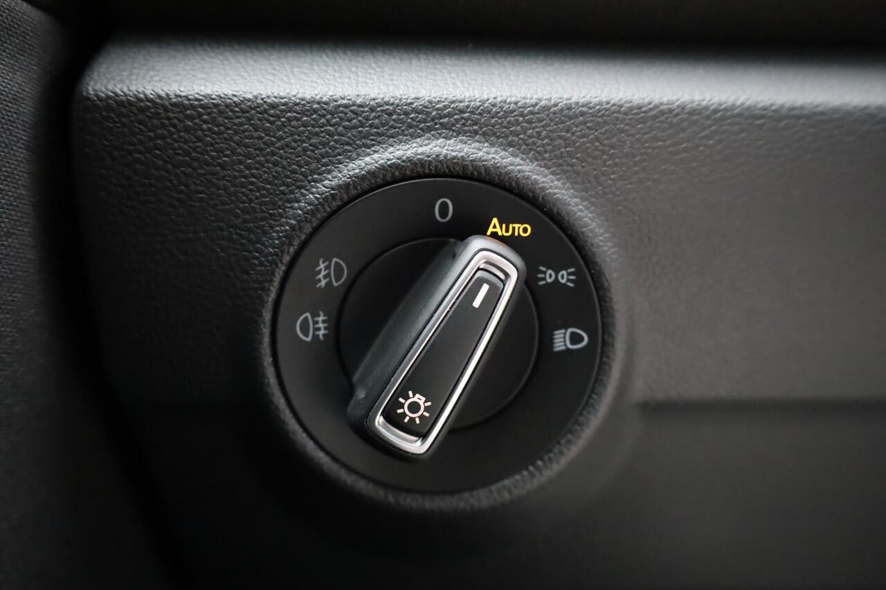 Volkswagen T-Roc 1.5 TSI Sport Business R 110KW/150PK DSG, NL auto nieuw door ons geleverd, navigatie, parkeer camera, Led koplampen, spiegelpakket, elektr a klep, digital cockpit pro, 19" LMV Suzuka, achteruitrijcamera, privacy glas, R Line, spraak bediening, App Connect