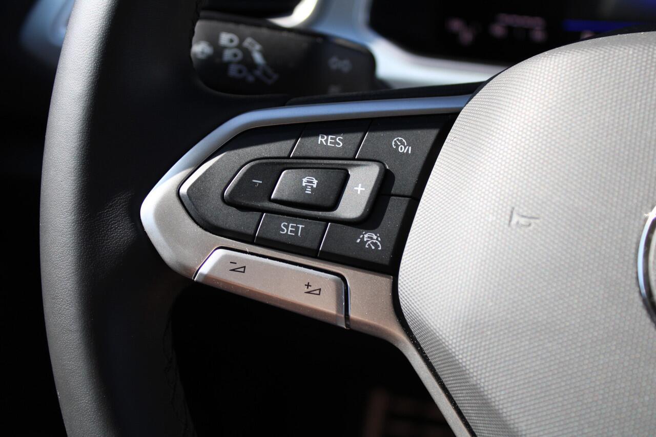 Volkswagen T-Roc 1.5 TSI Life Edition 150pk - ACC - LED - Navi - Stoelverwarming - Blind Spot - Virtual cockpit - Rijklaar