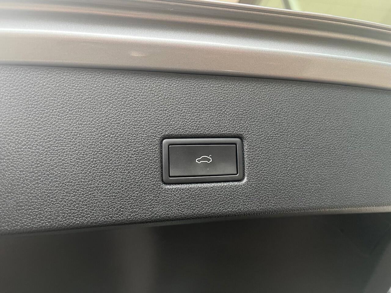 Volkswagen T-Roc 1.5 TSI 150pk DSG R-Line / Black style / Virtual cockpit / Afneembare trekhaak / IQ Led / Elek Achterklep / 19'' LMV