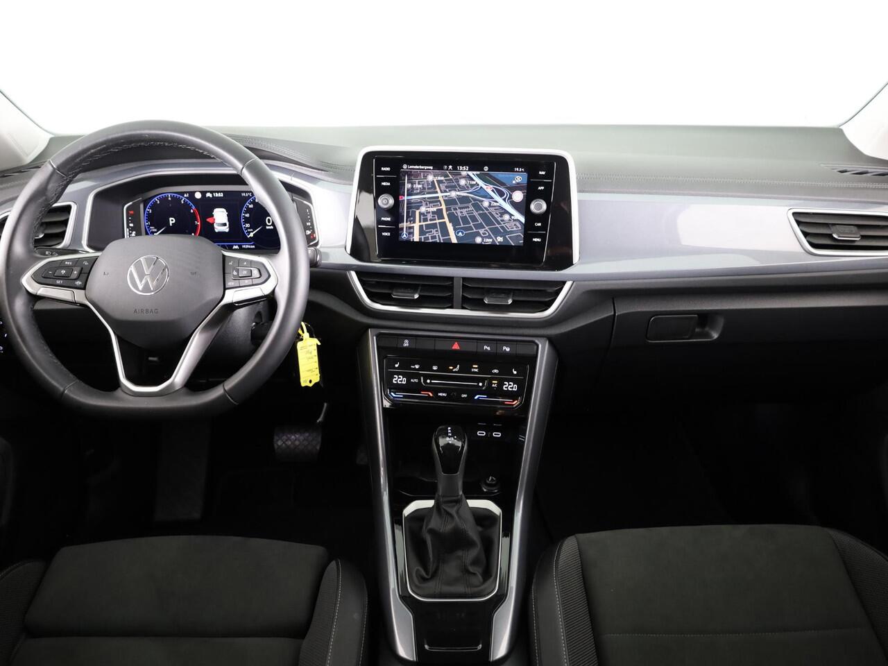 Volkswagen T-Roc 1.5 TSI Style 150 PK DSG | Private lease vanaf ¤ 584,- pm | Trekhaak afneembaar | Navigatie | Stoel verwarming en massage | Alcantara |