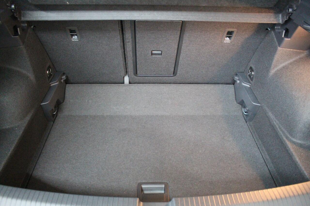 Volkswagen T-Roc 1.5 TSI 150PK R-Line Blackstyle Navigatie | 18" Velgen Nevada | Climate Control | IQ-Light Led