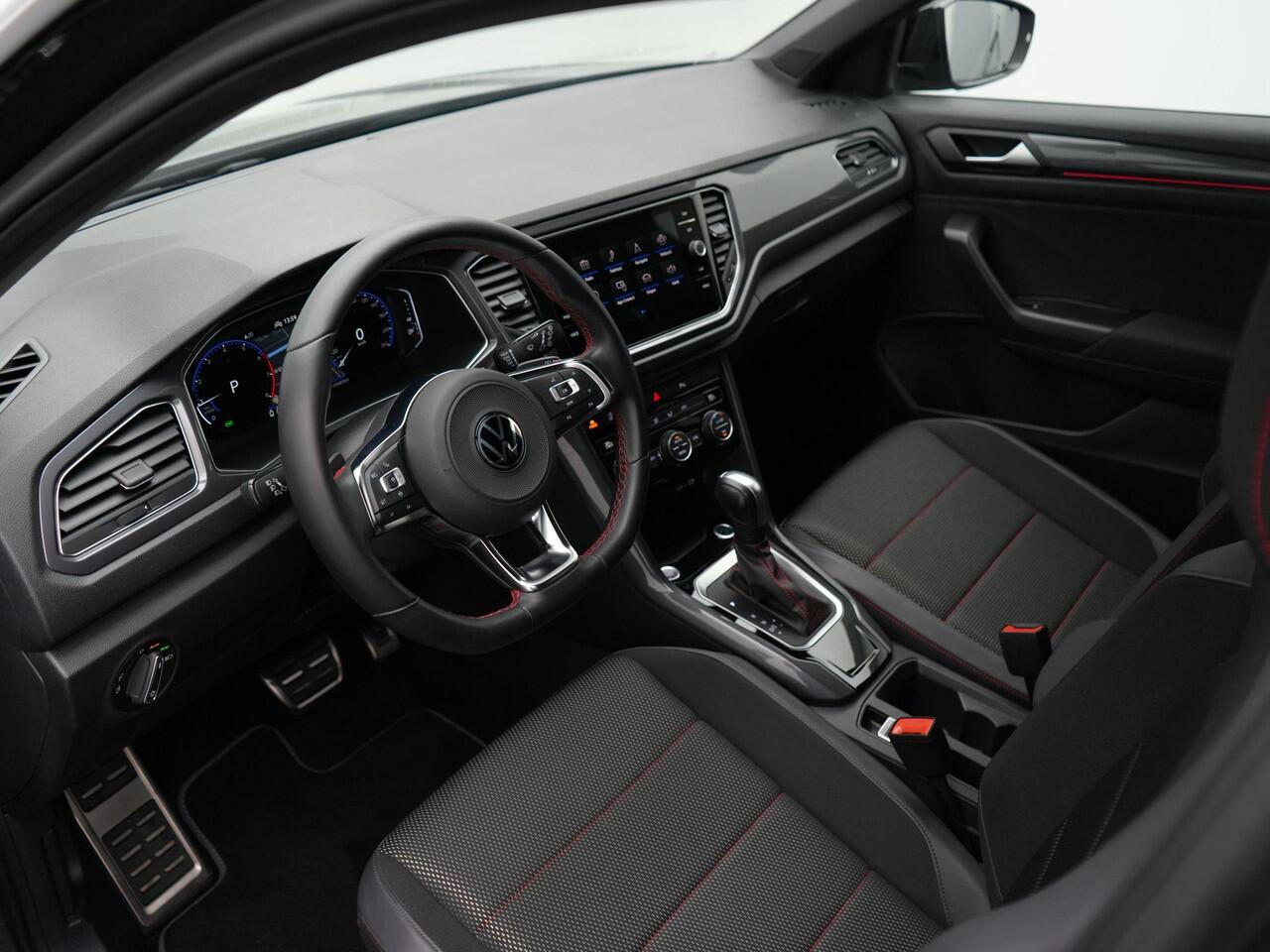 Volkswagen T-Roc 1.5 TSI 150 pk DSG Sport Business R / R-Line | Panoramadak | Trekhaak | Achteruitrijcamera | Navigatie | Adaptive Cruise