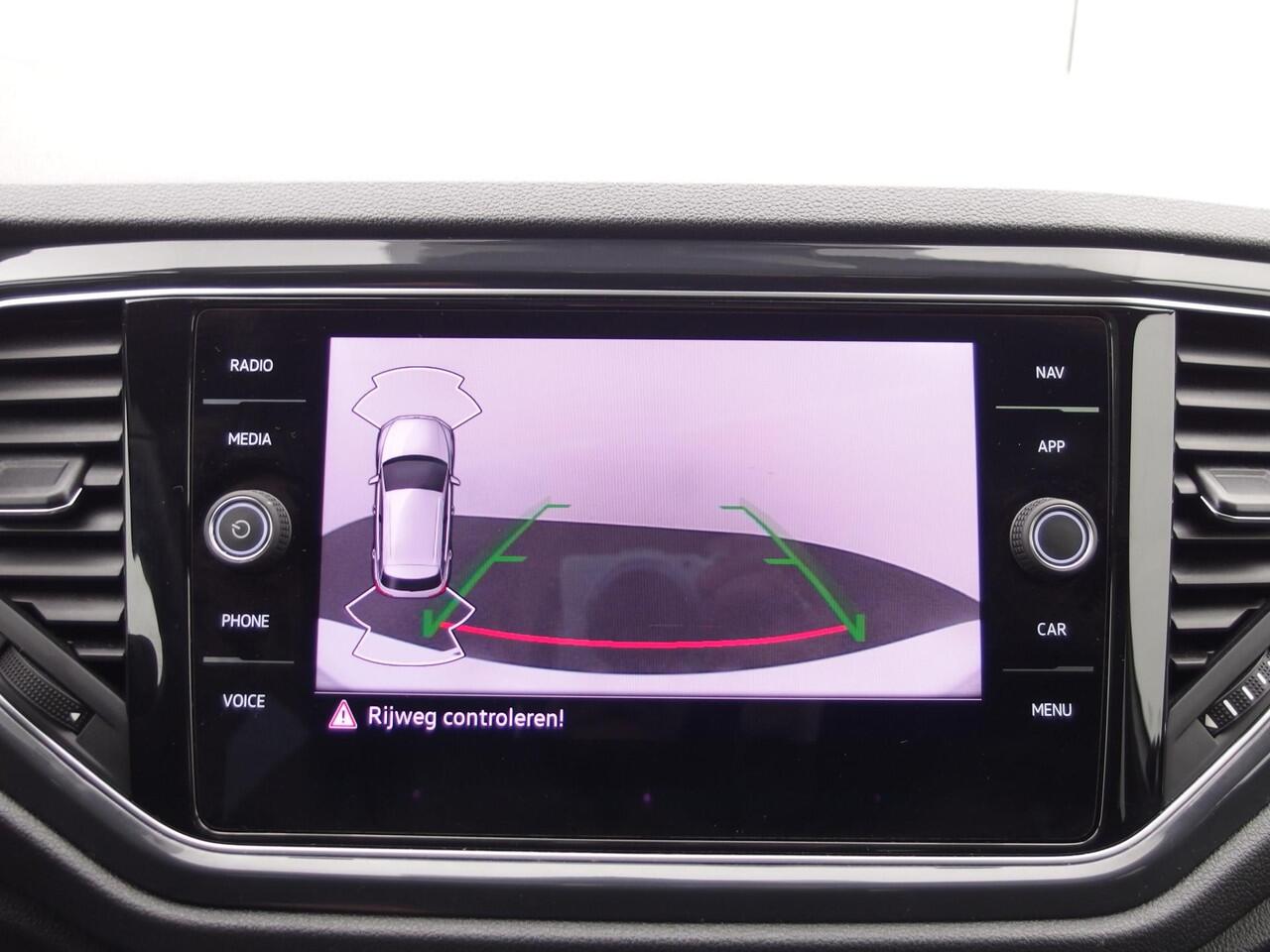 Volkswagen T-Roc 1.5 TSI Sport Business R-LINE AUTOMAAT / PANORAMADAK / SFEER / KEYLESS / STOELVERW / FULL LED / CAMERA / CARPLAY / NL-AUTO