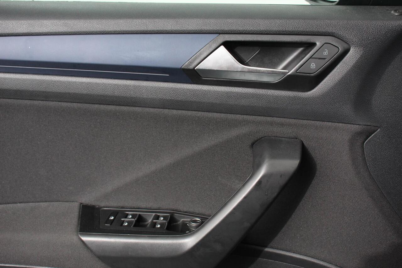 Volkswagen T-Roc 1.5 TSI DSG Active Volkswagen T-Roc 1.5 TSI Active | Navigatie | App Connect | Climate Control | Cruise control Adaptive | PDC VA | App | Winter Pack