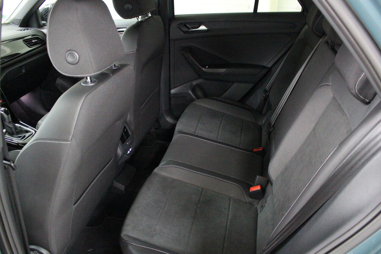 Volkswagen T-Roc 1.5 TSI 150PK R-Line Blackstyle Navigatie | 18" Velgen Nevada | Climate Control | IQ-Light Led
