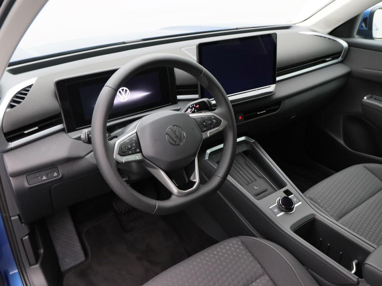 Volkswagen T-Roc Life First Edition 1.5 eTSI 116 PK | Camera | Stoel- & Stuurverwarming | Adaptieve Cruise Control | Keyless |