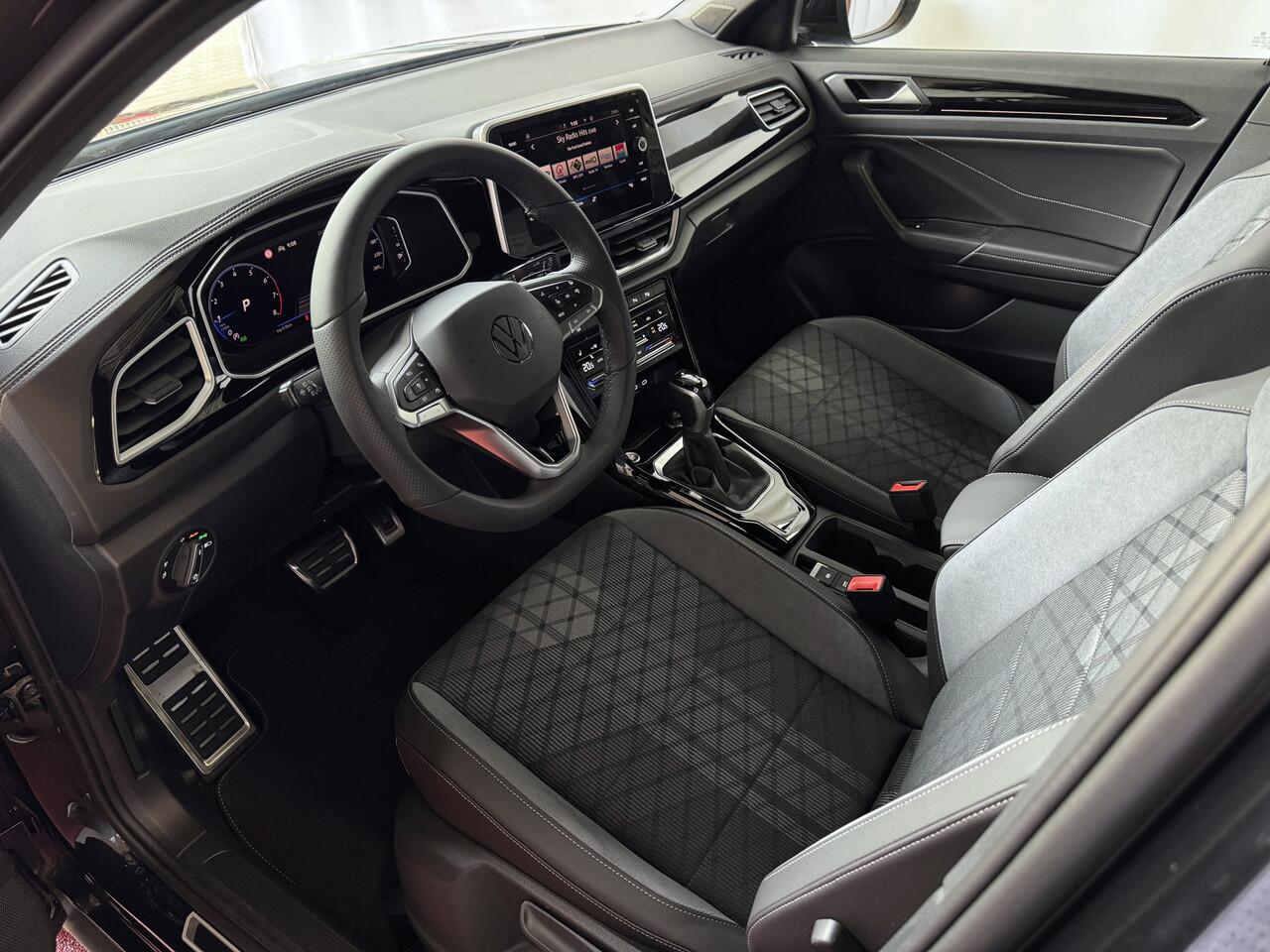 Volkswagen T-Roc ? NIEUWE AUTO ? 1.5 TSI DSG 2025 R-LINE 150PK AFN.TREKHAAK IQ LIGHT ALCANTARA ELEK.KLEP CARPLAY STOEL/STUUR VERW. 19"LMV VIR.COCKPIT 2025 RLINE R LINE ?Top Auto's Wijchen , 30 Jaar Specialist in Volkswagen : Alle Type's : R-Line Edition / Style / First E