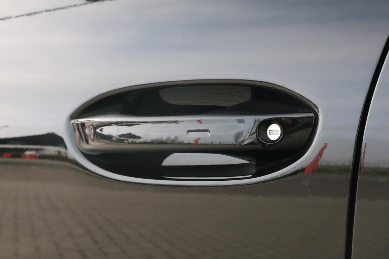 Volkswagen T-Roc 1.5 eTsi R-Line First Edition 150PK / 110kW LED Matrix IQ.Light, 360° rondomzichtcamera, panoramisch schuif- kanteldak, elektr. bedienbaar, verwarmbare voorstoelen + achterbank, high end audio 'Harman Kadon', dodehoekdetectie (Side Assist), head-up displa