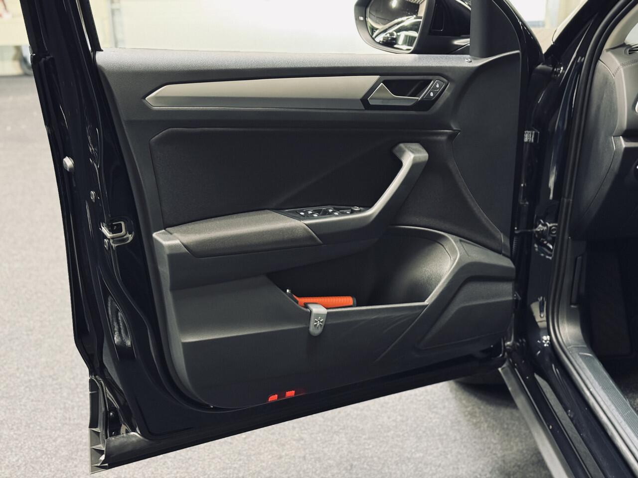 Volkswagen T-Roc 1.5 TSI Oranje Edition | NAP | IQ | Navi