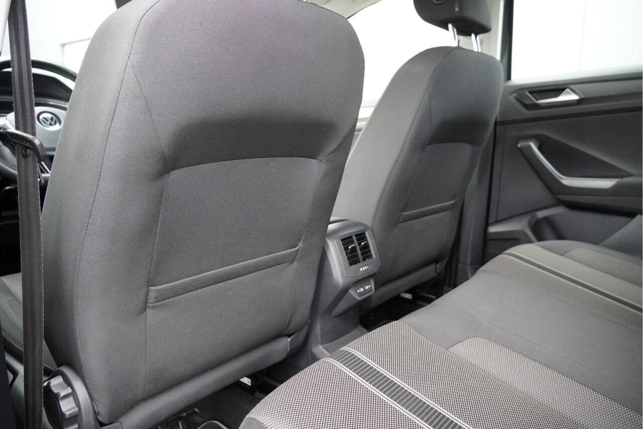 Volkswagen T-Roc 1.0 TSI Style BJ2021 Lmv 16" | Pdc | App-Connect | Navigatiesysteem ( Niet vrijgeschakeld ) | Airco | Cruise control | Getint glas