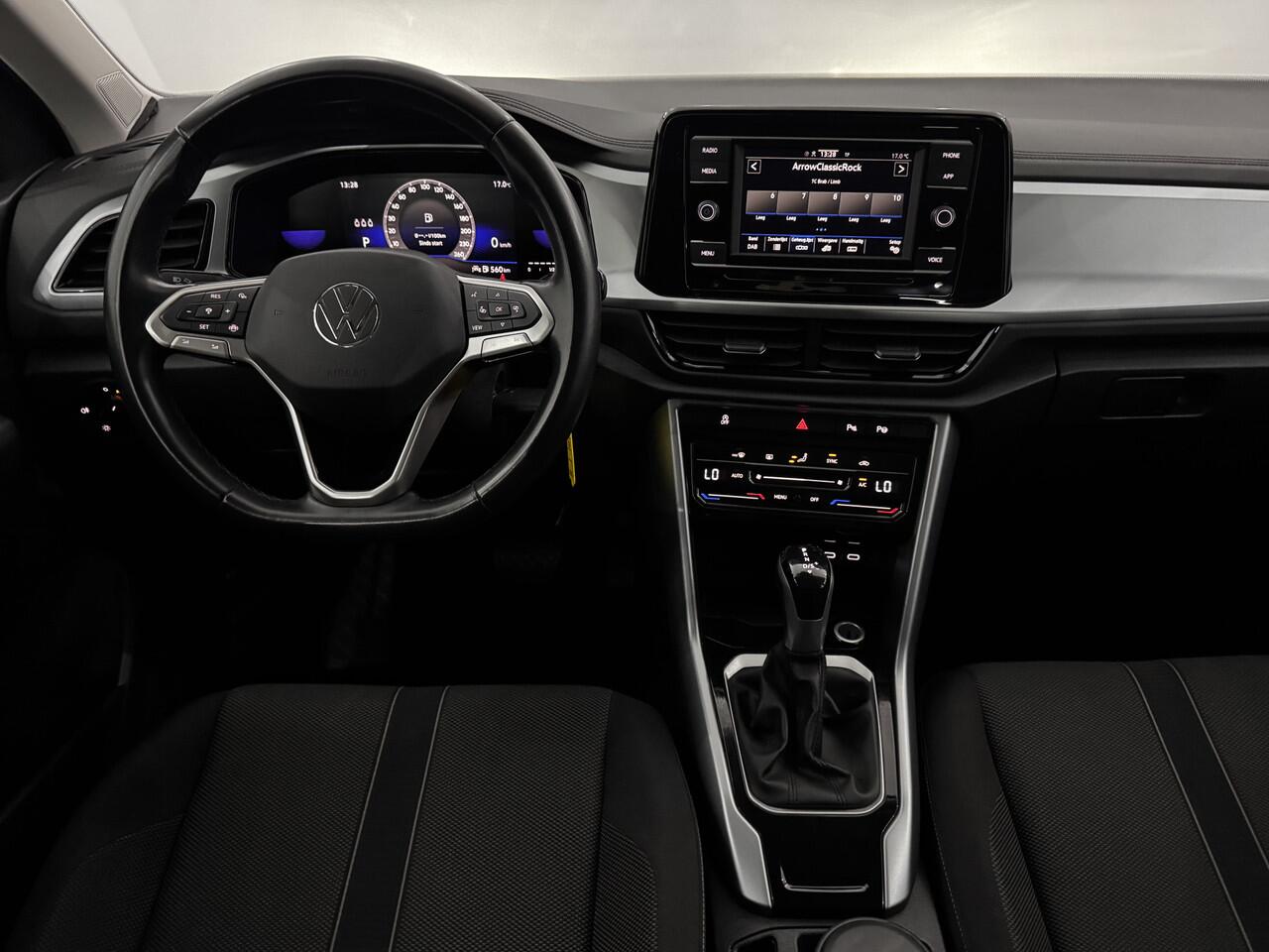 Volkswagen T-Roc 1.5 TSI Life Clima, Parkeersensoren, Apple carplay, Cruise control, Virtual desk, A start stop