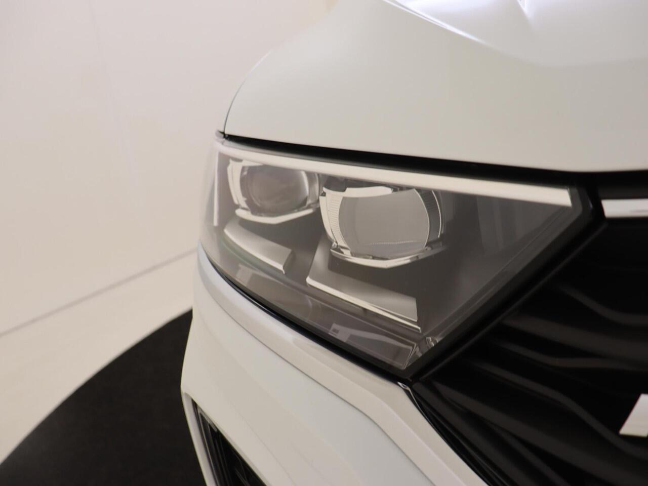 Volkswagen T-Roc 1.5 TSI Sport Business R | Achteruitrijcamera | Navigatie | Digital cockpit Pro | CarPlay | Adaptieve cruise control | Elektrisch inklapbare buitenspiegels | LED verlichting |