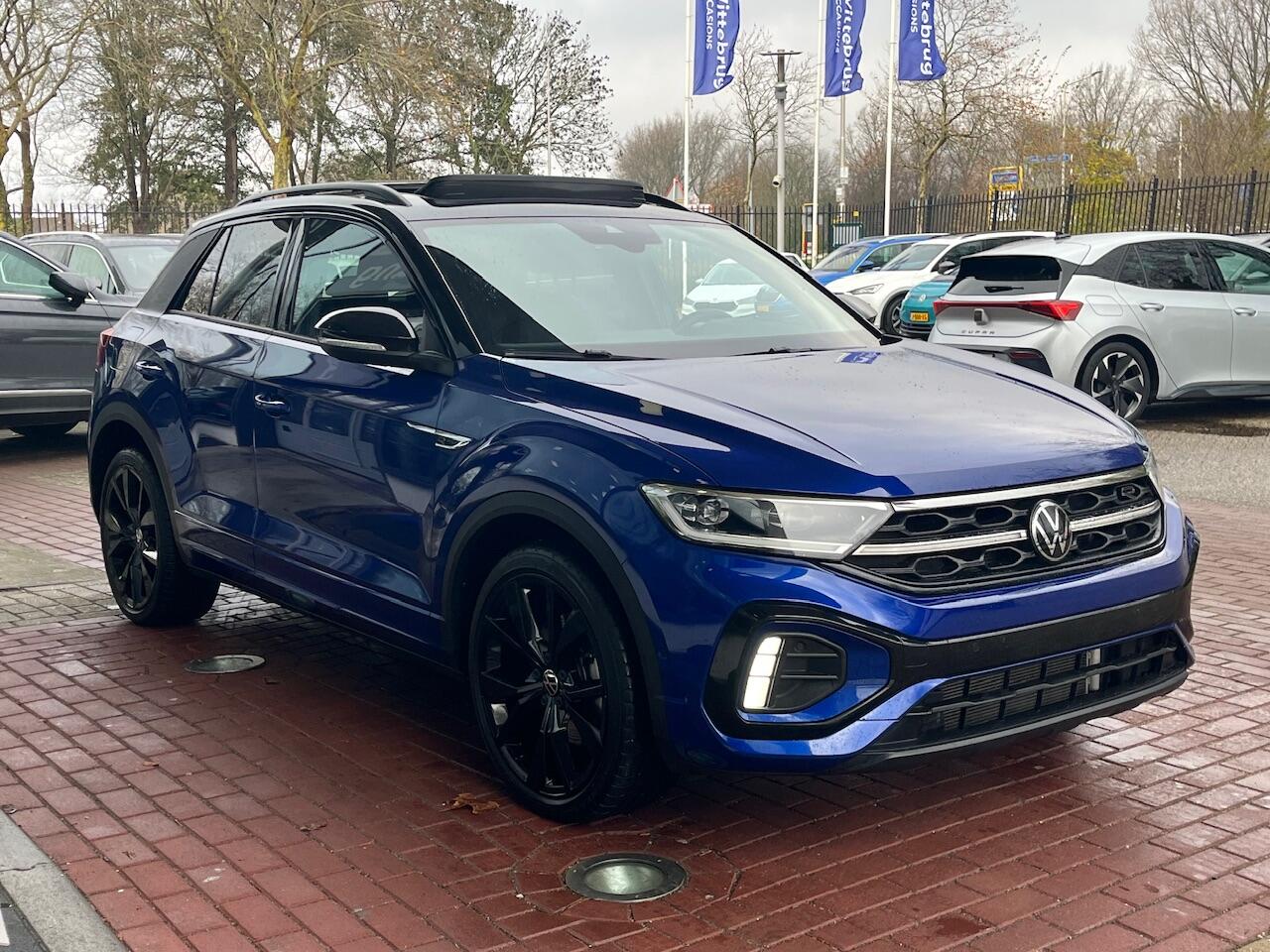 Volkswagen T-Roc 1.5 TSI 150pk DSG R-Line / Black Style / Zwart Dak / Panoramadak / Digital Cockpit Pro / Ergoactive Stoel / IQ LED / Trekhaak Afneembaar / 19" LMV / Beats / Camera / Keyless / Alarm / Stoelverwarming