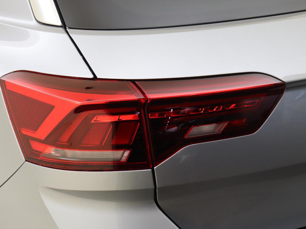 Volkswagen T-Roc 1.5 TSI R-Line | Trekhaak | Navi | Achteruitrijcamera | Parkeerassistent | Stoelverwarming | Adaptieve cruise control | CarPlay |